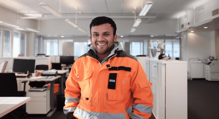 Smiling Siskon Siivous cleaner in orange jacket