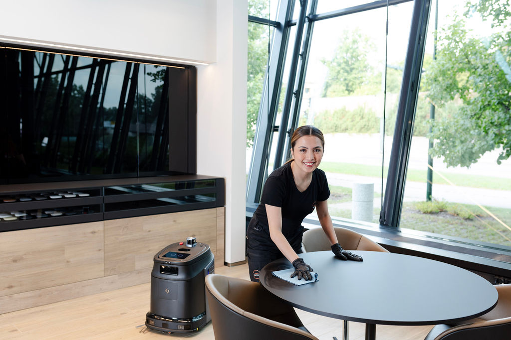 Siivooja ja siivousrobotti